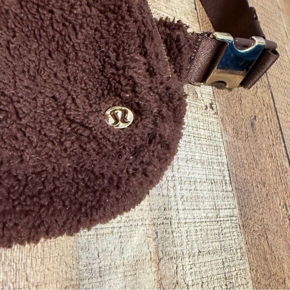 Lululemon Athletica Everywhere Belt Bag Large Fleece In Brown & Gold LU9BDUS - Picture 5 of 16
